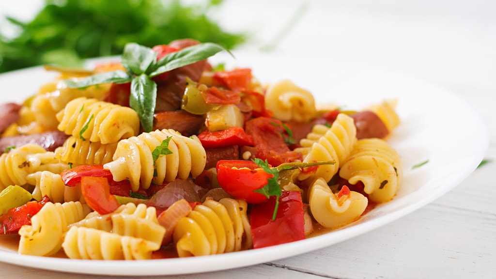 Una ensalada de pasta más sana con tomates y pimientos