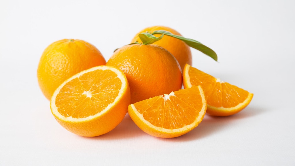 Una naranja partida en trozos