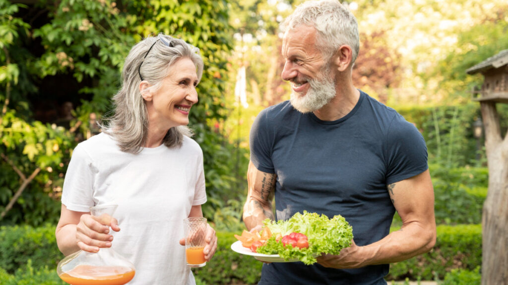 Una pareja madura comparte hábitos para vivir más