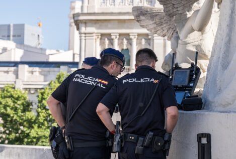 Finge que es policía para cachear a usuarios de patinetes eléctricos y robarles en Madrid