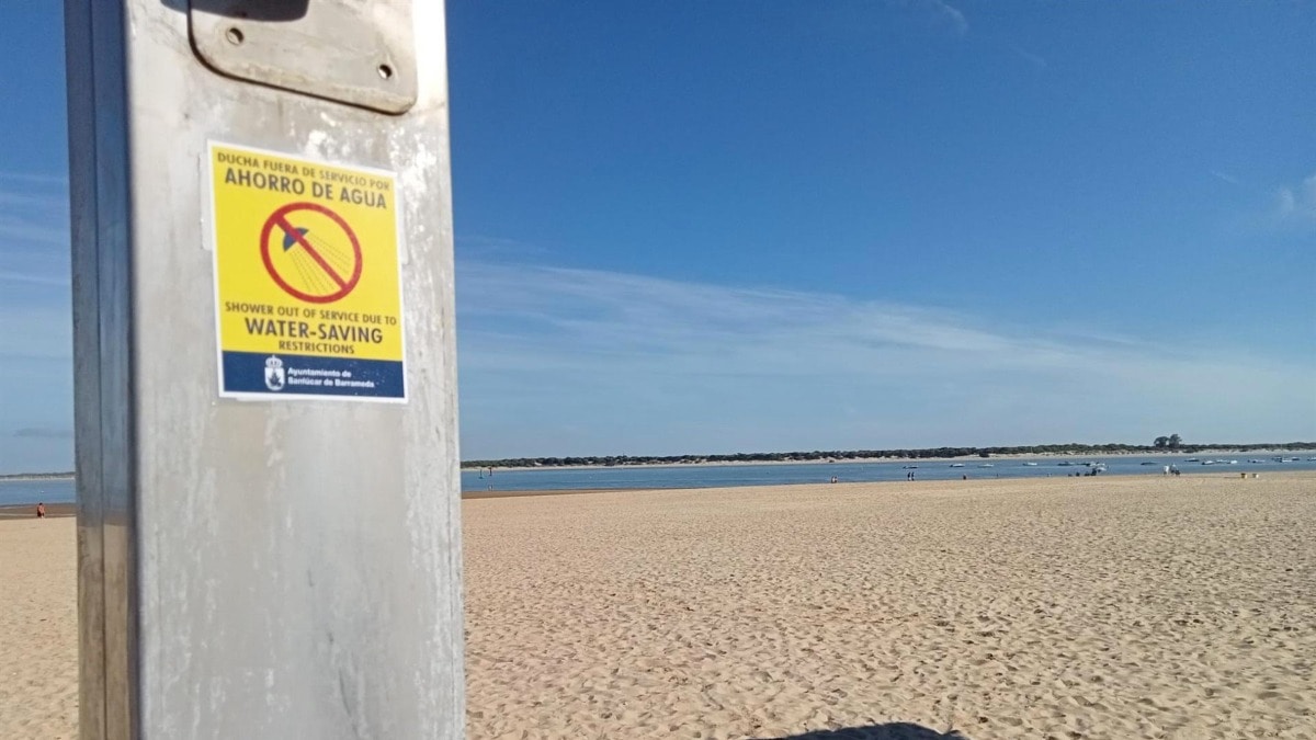 Sanlúcar (Cádiz) corta el agua en las duchas y lavapiés de sus playas por la «crítica» sequía