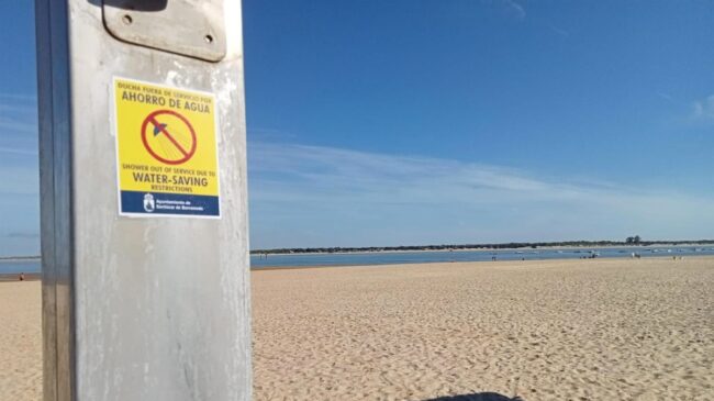 Sanlúcar (Cádiz) corta el agua en las duchas y lavapiés de sus playas por la «crítica» sequía