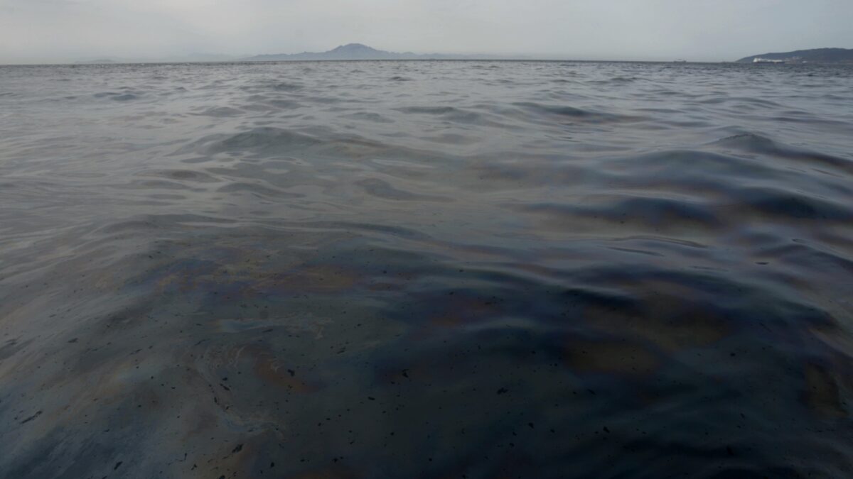 Ceuta, en alerta por un vertido tras un fallo en el trasvase de petróleo entre dos barcos