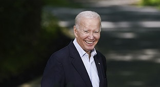 Joe Biden compara el incendio de Lahaina con un incendio de hace años en su cocina