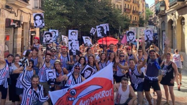 Covite denuncia que dos comparsas de Bilbao exhiben fotos de presos de ETA en las fiestas