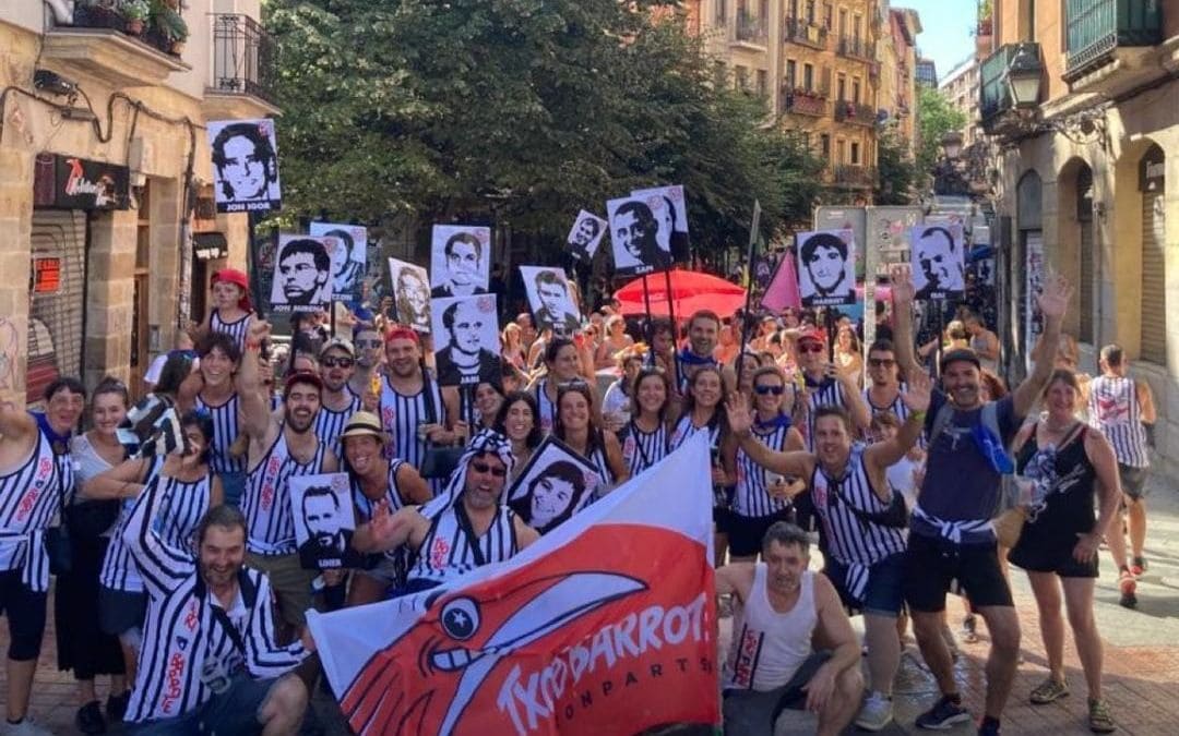 Covite denuncia que dos comparsas de Bilbao exhiben fotos de presos de ETA en las fiestas