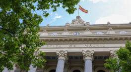 Los bancos españoles lideran las pérdidas en la Bolsa tras el 'impuestazo' de Meloni en Italia