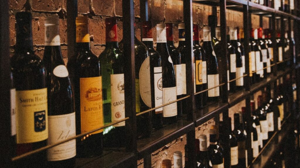 Botellas de vino en una vinacoteca.