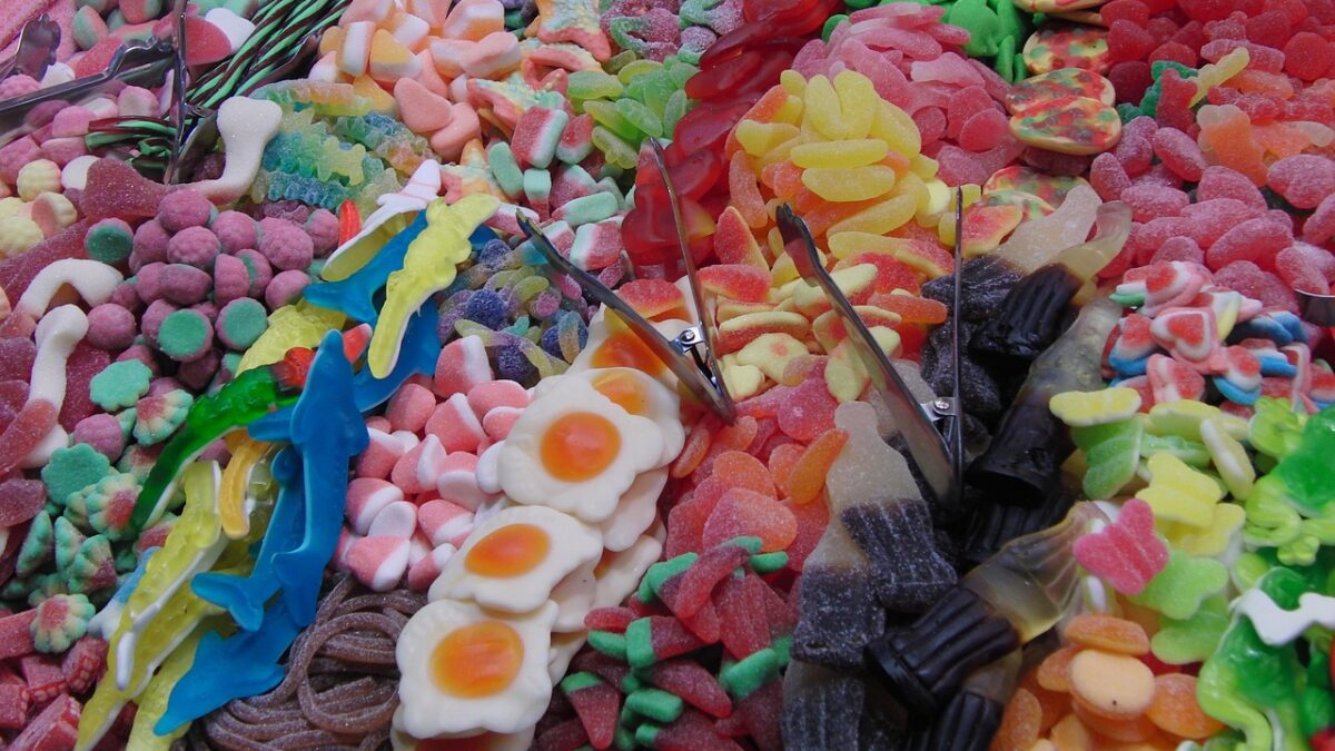 Finlandia denuncia la presencia de fragmentos de plástico en caramelos
