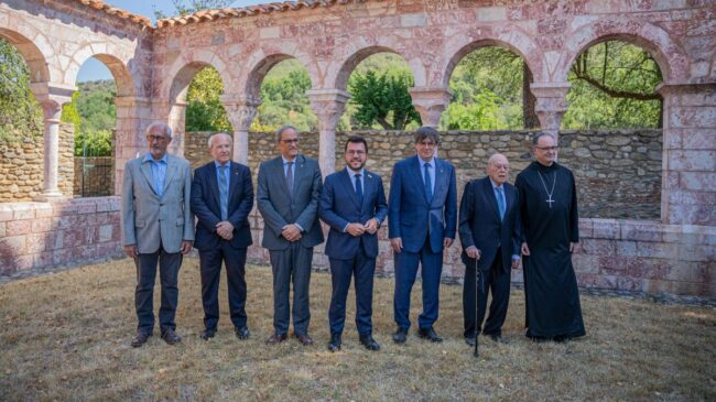 Pujol loa a Puigdemont por su defensa del catalán junto a los presidentes del Govern
