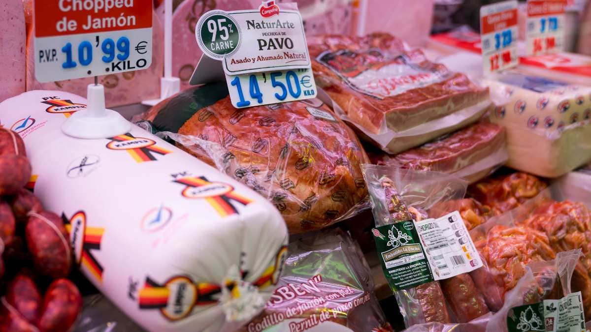 Los ‘súper’ buscan paliar la caída en ventas con un aluvión de ofertas en la vuelta al cole