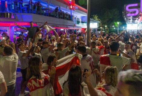 Cinco turistas multados con 36.000 euros cada uno por hacer 'balconing' en Magaluf