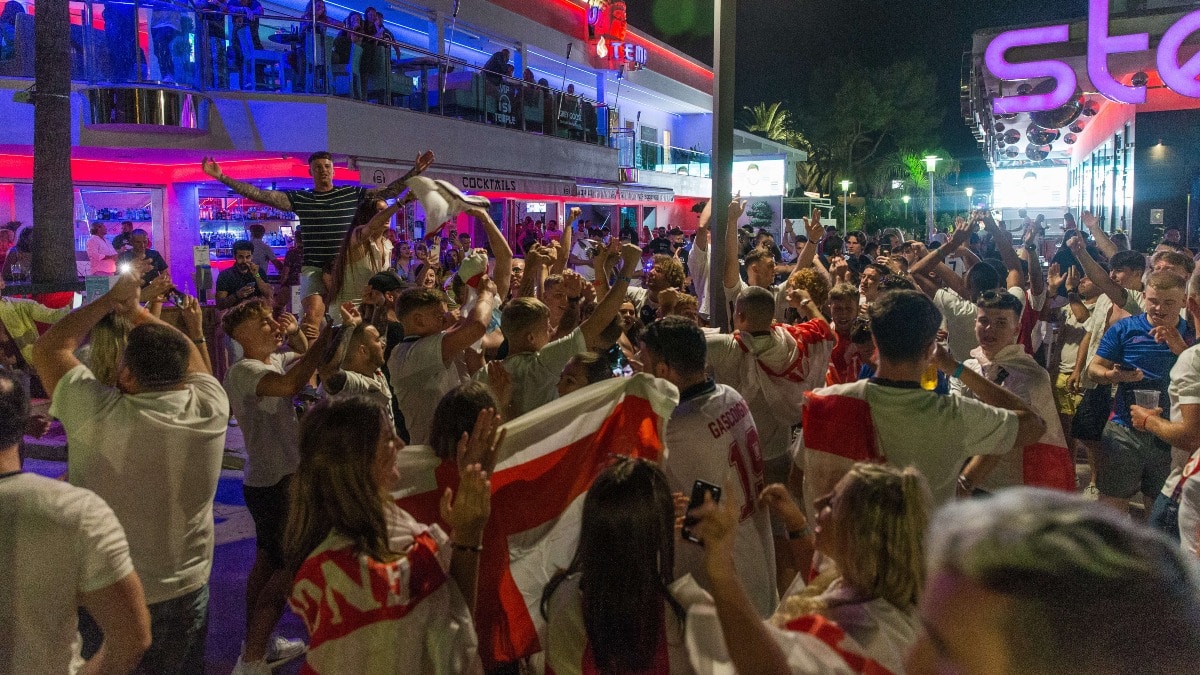 Cinco turistas multados con 36.000 euros cada uno por hacer ‘balconing’ en Magaluf