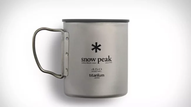 Un café en la montaña en taza de titanio
