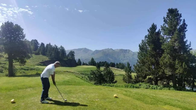 Una ronda de golf en el campo más alto del sur de Europa

