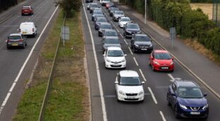 Nuevas multas de la DGT: desde mal uso de los intermitentes hasta no llevar documentación