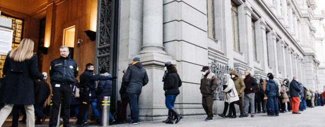 Los particulares desinflan el boom de las letras del Tesoro tras el giro de la banca en depósitos