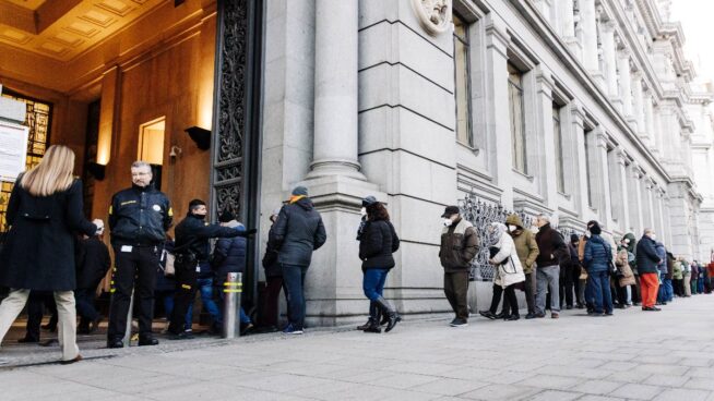 Los particulares desinflan el boom de las letras del Tesoro tras el giro de la banca en depósitos