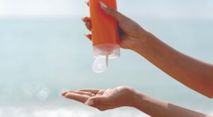 Las 10 mejores cremas solares del 2024: formato spray, gel o crema