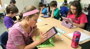 Los padres españoles, abocados a las pantallas para esquivar los libros más caros de Europa