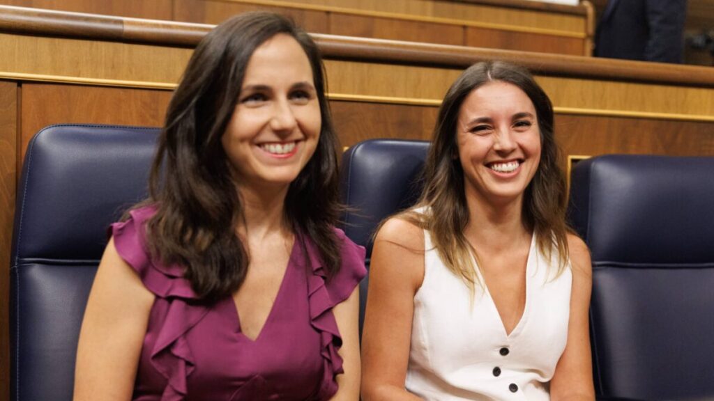 La secretaria general de Podemos y ministra de Derechos Sociales y Agenda 2030, Ione Belarra, junto a la ministra de Igualdad, Irene Montero