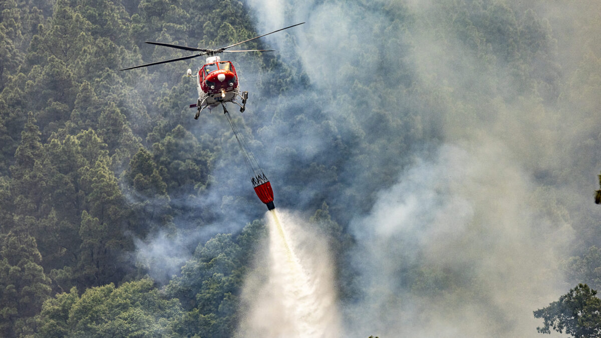 La Policía detiene a un vecino por arrojar piedras a un helicóptero apagafuegos en Tenerife