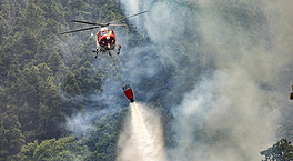 La Policía detiene a un vecino por arrojar piedras a un helicóptero apagafuegos en Tenerife