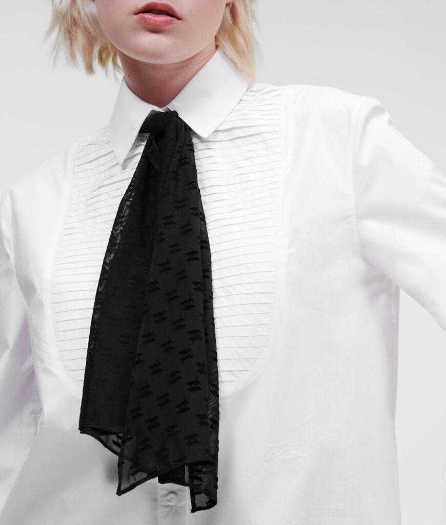 Pañuelo utilizado a modo de corbata de Karl Lagerfeld