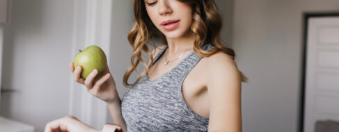 Los riesgos de la dieta OMAD y su teoría de una comida al día