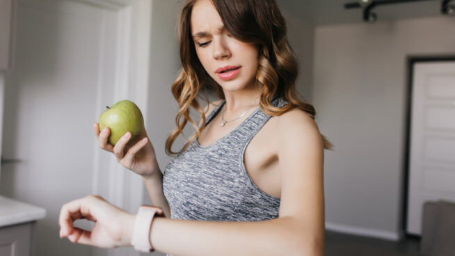 Los riesgos de la dieta OMAD y su teoría de una comida al día