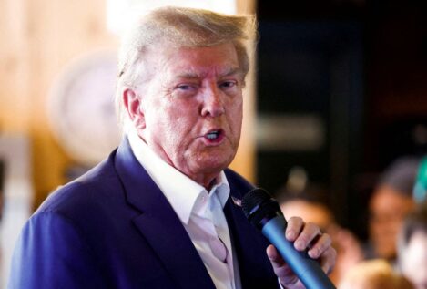Trump ataca a sus rivales para las primarias mientras se salta el primer debate republicano