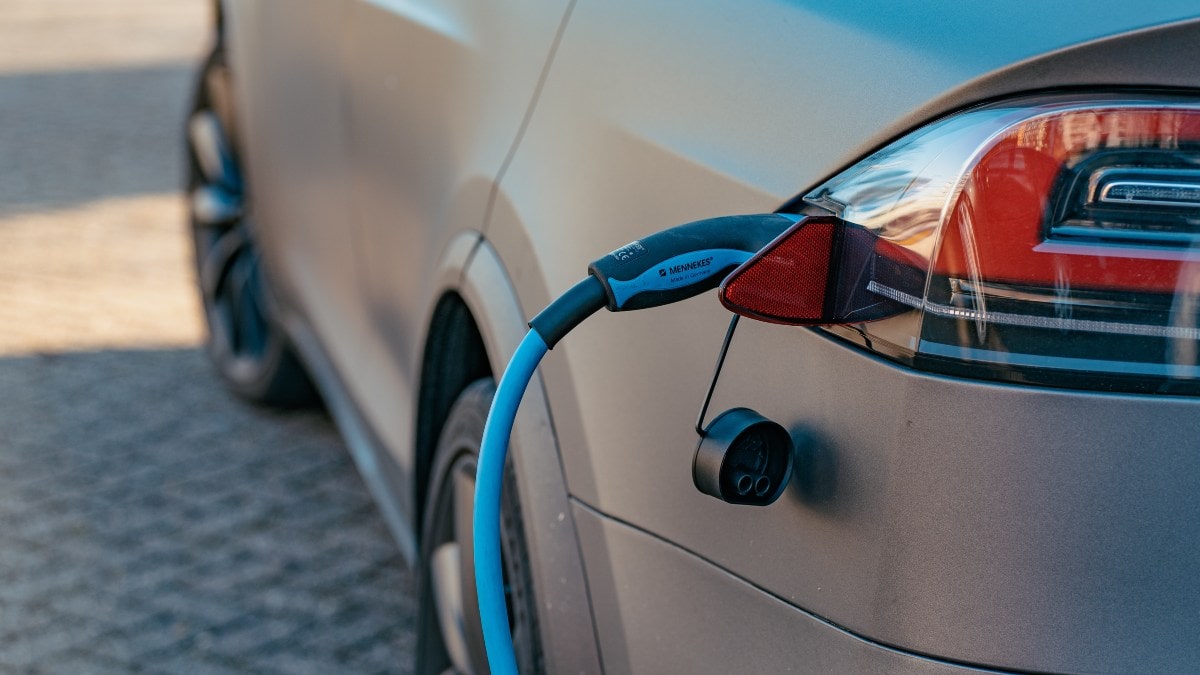 El coche eléctrico causa el caos en las marcas, pero la industria auxiliar provocará un tsunami