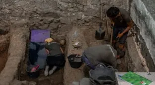 Miñones endosa a Bolaños los detalles del plan de Sanidad para las exhumaciones