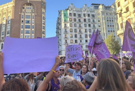 Feministas se manifiestan en Madrid en apoyo a Hermoso: «No es un pico, es una agresión»