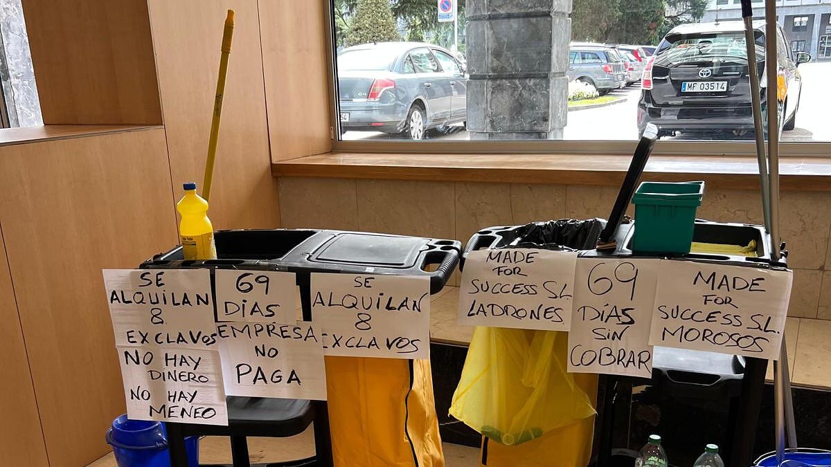 El drama de 300 limpiadoras subcontratadas por el Gobierno: «No nos pagan desde mayo»