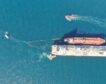 El vertido de fuel desde un barco obliga a Gibraltar a suspender la actividad en su puerto
