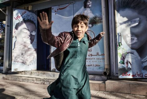 Los talibanes reconocen mantener detenidos a más de un millar de menores de edad