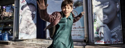 Los talibanes reconocen mantener detenidos a más de un millar de menores de edad