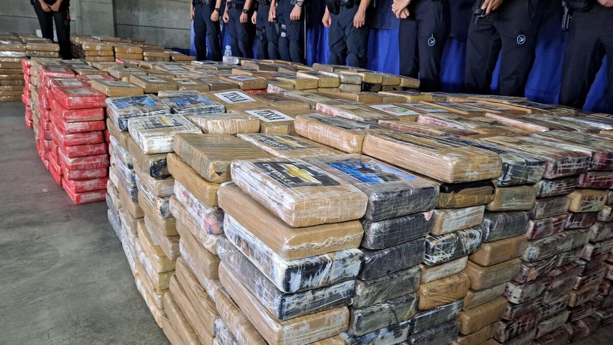 La Policía muestra las 9,4 toneladas de cocaína aprehendidas en el histórico golpe al narco