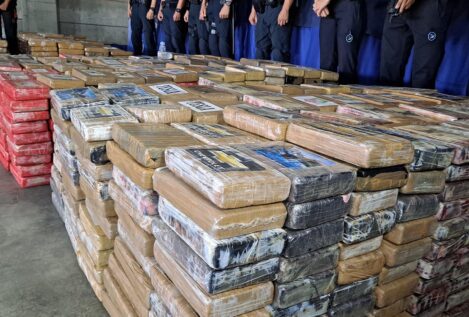 La Policía muestra las 9,4 toneladas de cocaína aprehendidas en el histórico golpe al narco