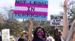 Un juez bloquea temporalmente la prohibición de Texas del cambio de sexo para menores