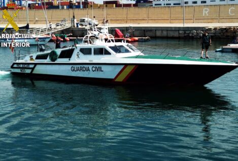 La Guardia Civil da tiros al aire ante la tensión en un buque con 168 inmigrantes a bordo