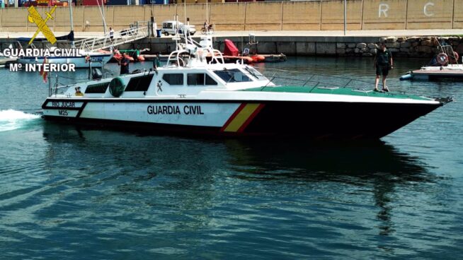 La Guardia Civil da tiros al aire ante la tensión en un buque con 168 inmigrantes a bordo