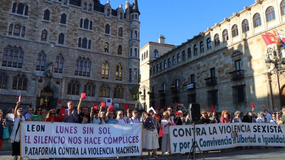 Unas 200 personas se concentran en León para apoyar a Jennifer Hermoso