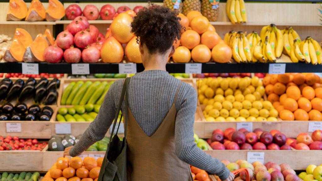 Una mujer compra frutas