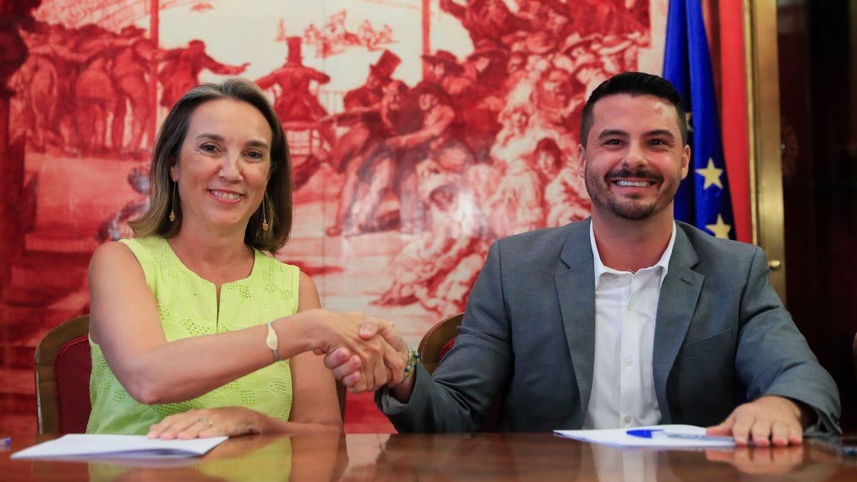 El PP firma el pacto con Coalición Canaria y garantiza un voto más en la investidura de Feijóo