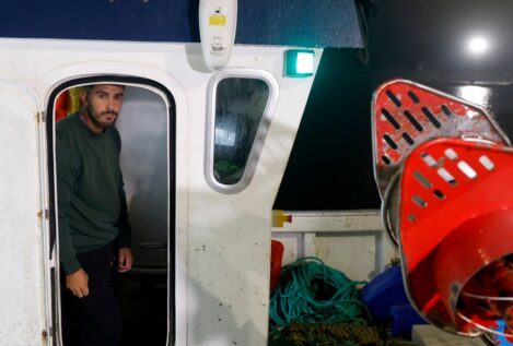 La policía de Gibraltar acosa y denuncia a un pescador que faena en aguas españolas