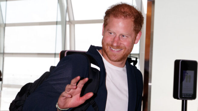 El príncipe Harry ya está de camino a Londres: su difícil viaje sin el apoyo de Meghan Markle