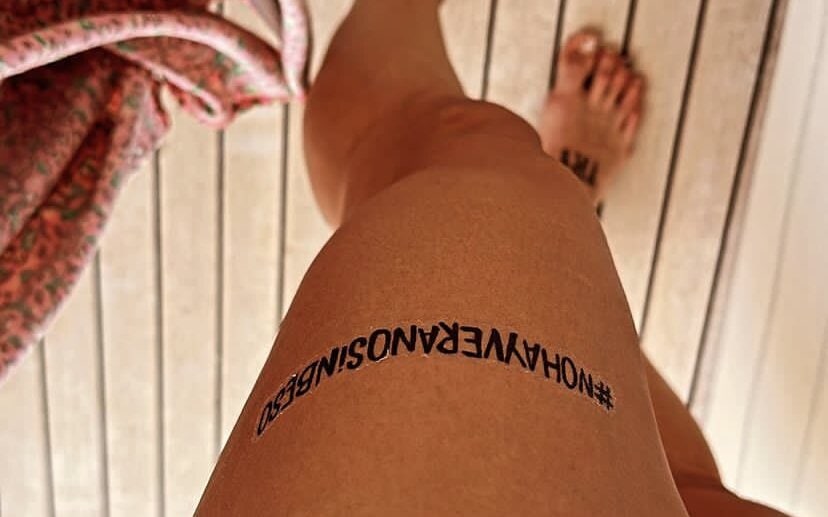 Jenni Hermoso sube a redes su nuevo tatuaje en plena polémica: «No hay verano sin beso»