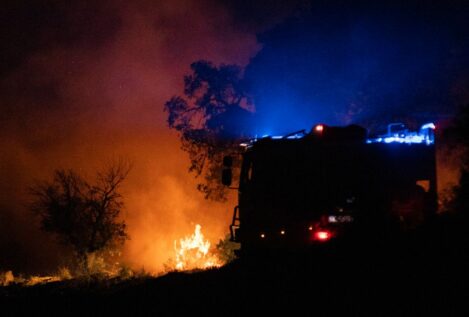 Dan por estabilizado el incendio de Bonares (Huelva) y permiten volver a los desalojados